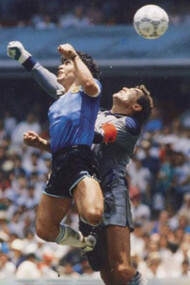 El gol de “la mano de Dios”, anotado en 1986 por Diego Maradona en el partido contra los ingleses, registrado por la revista “El Gráfico”. Si el VAR hubiera existido entonces, otra sería la historia