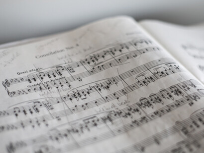 Notas y partitura de una melodía musical