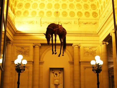 Maurizio Cattelan pendurou um cavalo empalhado no teto do domo principal da respeitada Tate Gallery. Talvez não tencionasse, mas, com isso, o artista granjeou espaço em jornais em quantidade com a qual os publicistas da Tate jamais sonhariam