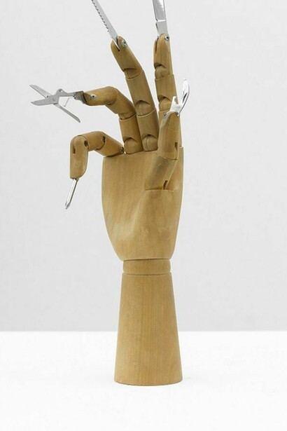 Damián Ortega, The Part played by Labour in the Transition from Ape to Man. “Darin Anteil der Arbeit an der Menschwerdung des Affen” (F. Engel), 2013, Wooden hand model and steel knives, 26 x 11 x 7 cm, © Damián Ortega, Photo: Ben Westoby, Courtesy White Cube