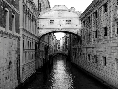 Una delle principali caratteristiche di Venezia è proprio la presenza di una doppia viabilità, terrestre ed acquea