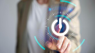 Persona che preme il pulsante di accensione