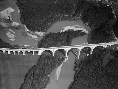 In his domestic flights Mittelholzer also recorded images of urban infrastructure, in this case the road bridge in Pérolles, Fribourg (1926).ETH Library, Zurich 