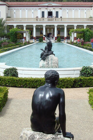 Hermes sentado frente al peristilo exterior y jardines de la Villa Getty, en Malibú, California (EE. UU.)