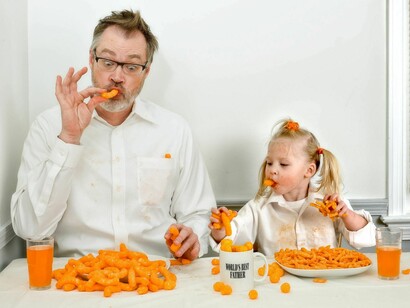 Un padre comiendo con su hija