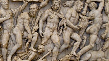 Relevo de un sarcófago com alguns dos Doze Trabalhos de Hércules