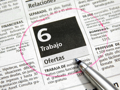Buscar ofertas de empleo en el periódico