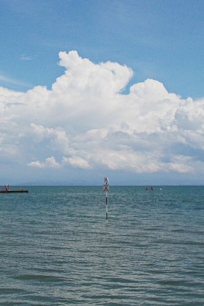 Qui natura e tradizione convivono ancora oggi nei tipici casoni dei pescatori e nei paesaggi silenziosi popolati da aironi e fenicotteri. Laguna di Grado, Italia