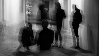 Persone che camminano con gli occhi chiusi, come sonnambuli