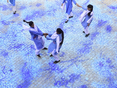 Imran Qureshi, Out of Blue, 2020. Installazione site specific  creata in collaborazione con la Zindagi Trust Foundation e Shehzad Roy per sostenere la Khatoo-i-Pakistan Government Girls School. Courtesy of the artist