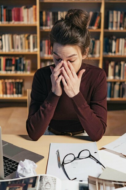 A organização e gerência de uma casa, por seu turno, são uma operação logística digna da NASA. Dizem os especialistas que “fazer um pouco todos os dias” permite uma concentração maior noutras atividades. Considero que é alguma falácia. Fazer um pouco todos os dias significa apenas que nunca, em momento algum da nossa existência, estamos livres para limpar alguma coisa