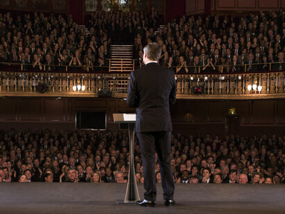 Dirigirse a miles de personas