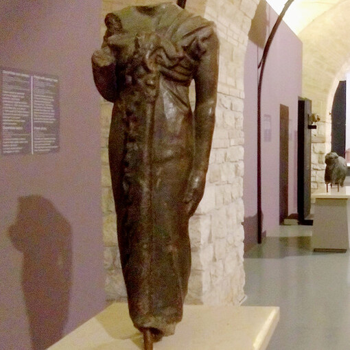 Sarcedote canopo, statua ritrovata in uno dei templi dedicati a Iside a Benevento, Italia