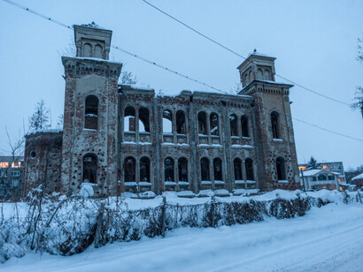 The grand Vidin Synagogue was erected on the banks of the Danube at the beginning of the 20th century. It was abandoned, following the emigration of the town’s Jews between 1948 and 1951, and subsequently repurposed as a warehouse. It lay derelict between 1990 and 2023. Courtesy of the National Gallery