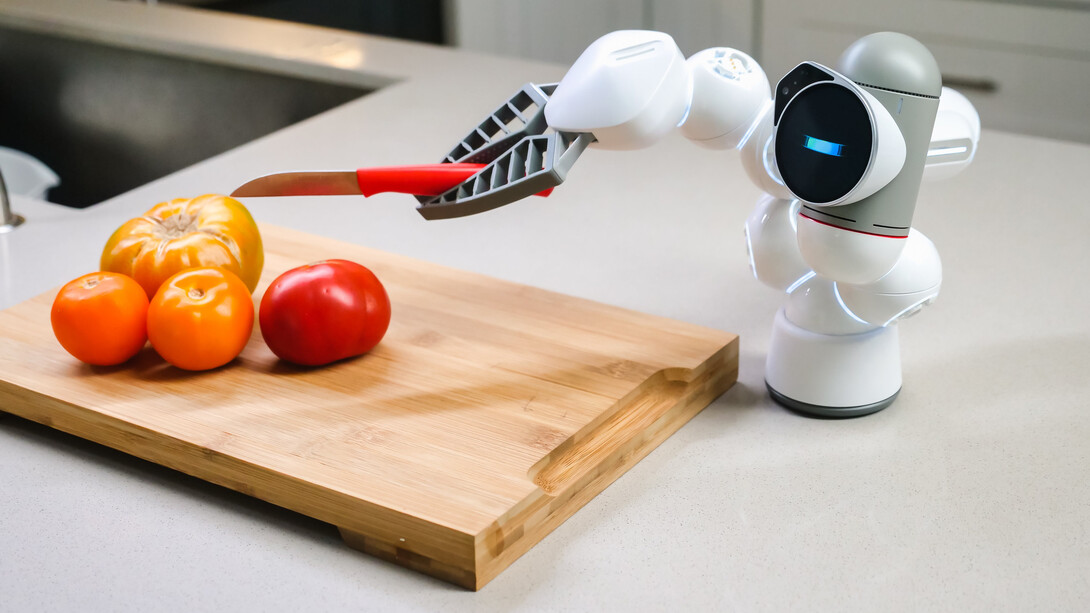 Robô controlado por inteligência artificial faz o trabalho de humanos ao cortar frutas e legumes