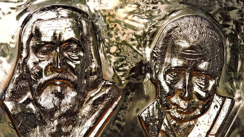 Retrato en metal de Sri Aurobindo y Mirra Alfassa