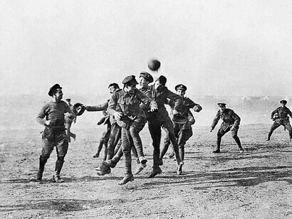 Partita di calcio nelle retrovie inglesi