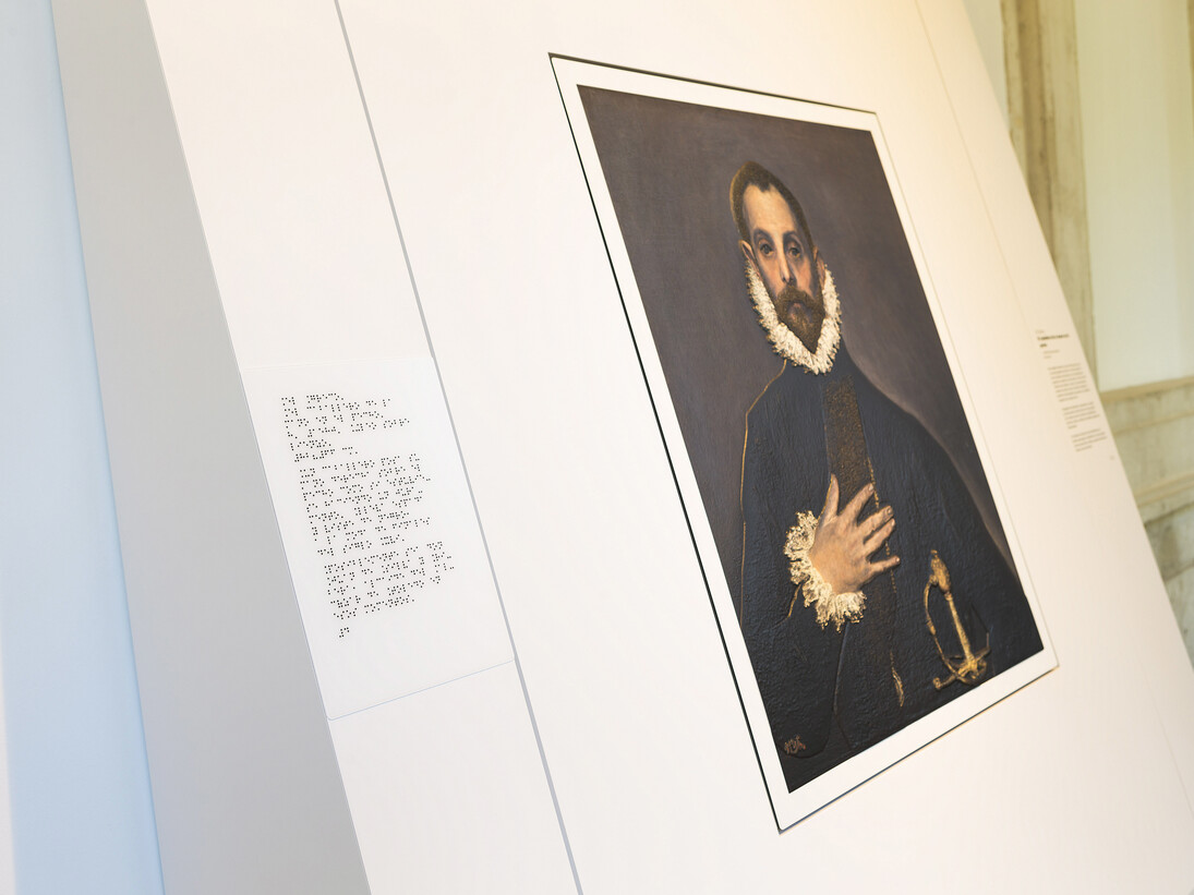 Imagen en sala de una de las cartelas en braille © Museo Nacional del Prado