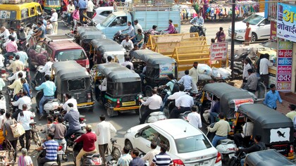 Strada caotica in India: "In mezzo a un’indicibile massa di persone in movimento, schiacciato tra automobili, biciclette e apecar smarmittati, feci appena in tempo a voltarmi nella direzione del mio amico..."