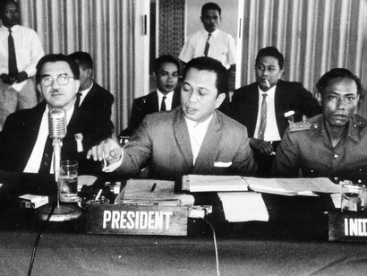 Integrantes de la delegación de Indonesia en la Séptima Reunión OPEP, Yakarta, noviembre 1964