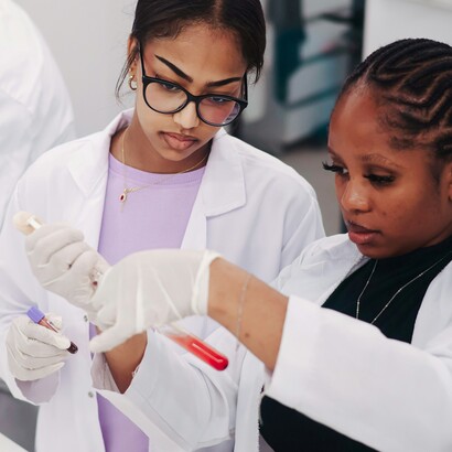Gli algoritmi possono aiutare gli studenti a comprendere casi complessi, simulando scenari clinici e favorendo un apprendimento più interattivo