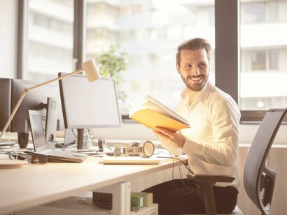 Lavorare e fare il proprio dovere può rendere appagata una persona, farla sentire in pace con se stessa e dalla parte dei "buoni"