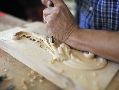 Sculpture en atelier. La société travaille cette matière noble, intemporelle, immortelle, qu’est le bois
