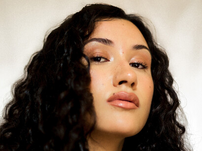 Cleo Sol combina influencias del soul clásico y el jazz moderno, creando un sonido íntimo y nostálgico que ha cautivado a críticos y audiencia