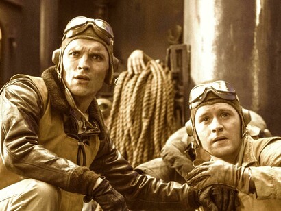 El británico Ed Skrein da vida al piloto de la armada estadounidense Dick Best en la película «Midway». Foto: Diamond Films