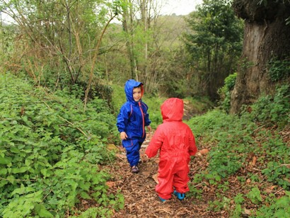Dos niños en el campo durante un día de lluvia