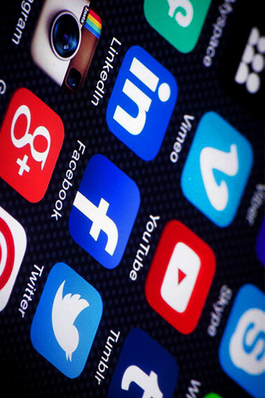 Redes sociales: al tener esos medios una amplia capacidad; de hecho, amplísima capacidad de difusión y transmisión, llegan indiscriminadamente a todo tipo de personas