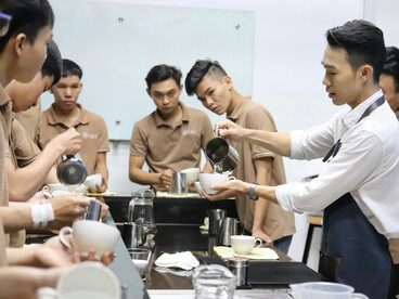 La formation se nourrit d’interactions, pas de simples leçons. Un barista manager transmet son savoir-faire en partageant son expérience avec son équipe