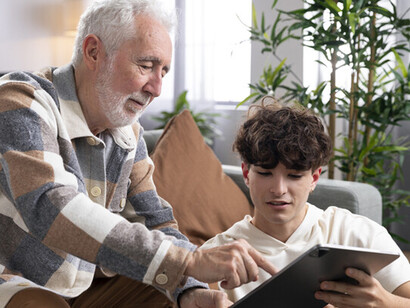 Los mayores tienen tantas historias que contar, tantas cosas que mostrar, tanto que decir, que aislarlos es traicionar nuestro pasado, pagando un precio en apatía, menos empatía y mayor estrechez mental