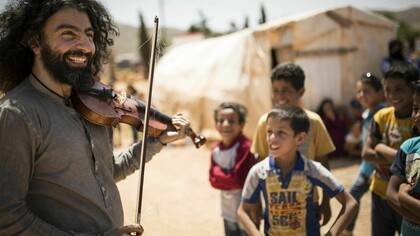 Un rayo de luz en medio del desastre: el violinista Ara Malikian consigue hacer reír a niños sirios en un campo de refugiados