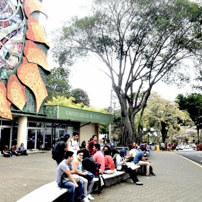Vista de la entrada al edificio de Estudios Generales