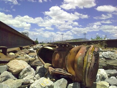Bota de un emigrante junto a las vías del ferrocarril en algún lugar de Centroamérica