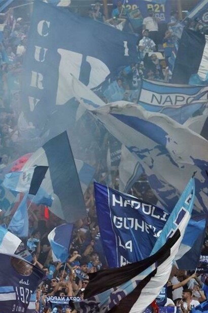 Il quarto scudetto ha avuto un forte valore simbolico per Napoli e il Sud Italia, riaffermando il ruolo della città non solo nel calcio, ma anche nell’immaginario collettivo italiano ed europeo