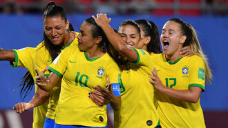 Seleção brasileira de futebol feminino comemoram vitória em campo na Copa do Mundo 2023. Foto de Philipp Huguen