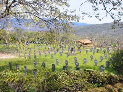 El ejército de Agentes puede que, en la búsqueda de satisfacer las necesidades de trascendencia e inmortalidad de sus dueños, destruya todo lo que conocemos. Cementerio Militar Alemán de Cuacos de Yuste. Cáceres, Extremadura, España