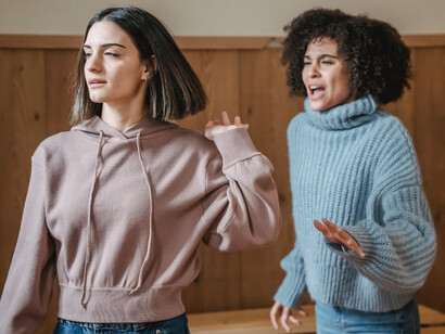 Due persone litigano in una stanza: le idee si possono discutere, le persone si devono rispettare