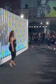 Modelos como Ashley Graham, una de las figuras más prominentes en la categoría de "tallas grandes", han sido fundamentales para desafiar los rígidos estándares de belleza. Ashley Graham en la alfombra roja de los premios MTV Videos Musicales 2022, Prudential Center en Newark, Nueva Jersey, EE.UU.