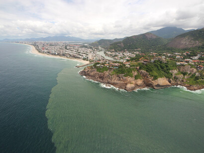 Contaminação das praias fruto da ocupação urbana desordenada e da falta de saneamento universalizado
