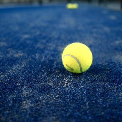Le tennis est un jeu de raquettes qui attire de nombreux adeptes