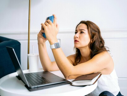 Entre tarefas no computador e interrupções constantes no celular, a dificuldade de manter o foco revela como a dispersão digital afeta a produtividade e enfraquece a profundidade do pensamento
