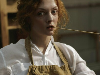 Mulher em meio a processo criativo. O poder do imaginário é tanto que Jacob Bronowski dizia “que o problema central da consciência humana depende da capacidade de imaginar”. Por isso, a escritora francesa Jacqueline Held afirma que  “A leitura do real passa pelo imaginário” 