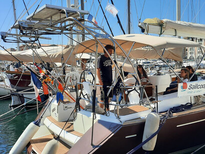 Traversée en voilier de la Corse à la France. Pour coller à l’esprit coopératif de l’organisation, le repas est participatif : de la préparation au débarrassage, tout le monde met la main à la pâte © Sailcoop