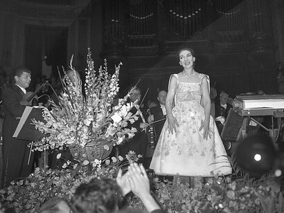 María Callas, recibiendo aplausos, en el edificio Real de Conciertos en Amsterdam, (Concergebounw te Amsterdam), Holanda