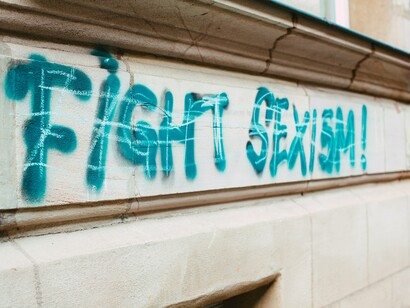 A graffiti that reads: fight sexism!