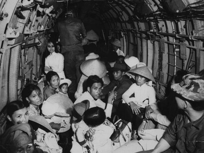 Rifugiati della guerra del Vietnam salgono su un elicottero dell'Aeronautica Militare per raggiungere una zona sicura vicino a Saigon, marzo 1966