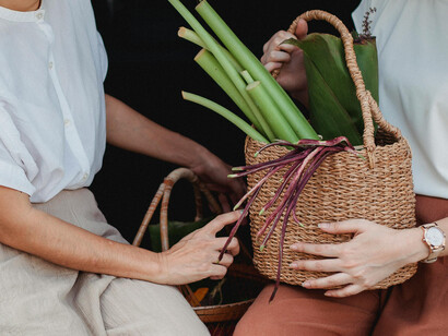 Cocineras con canastas de ingredientes. Los proveedores son parte esencial de un negocio gastronómico y su correcta elección algo clave para el éxito
